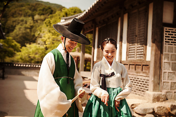 포토 JPG 주간 한국전통 커플 여자 남자 데이트 한국건축 사랑 서기 미소 상반신 20대 성인 야외 두명 앞모습 상점 다정 한국인 한복 조선시대 과거 양반 선비 성인만 사극 저잣거리 국내포토 갓모자 자연요소 모자_잡화 전통 건축 감정 뷰포인트 컨셉 관계 모션 거리 전통소품 한국 표정 사람 동양인 청년 상가 역사 전통의상 신분 파일형식