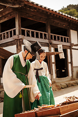 포토 JPG 주간 한국전통 커플 여자 남자 데이트 한국건축 사랑 서기 미소 상반신 20대 성인 야외 두명 앞모습 상점 다정 한국인 한복 조선시대 과거 양반 선비 성인만 사극 저잣거리 국내포토 갓모자 자연요소 모자_잡화 전통 건축 감정 뷰포인트 컨셉 관계 모션 거리 전통소품 한국 표정 사람 동양인 청년 상가 역사 전통의상 신분 파일형식