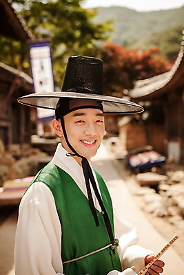 포토 JPG 주간 한국전통 남자 한국건축 한명 서기 미소 상반신 20대 성인 야외 옆모습 한국인 부채 한복 조선시대 과거 성인남자한명만 사극 저잣거리 국내포토 갓모자 자연요소 모자_잡화 1 전통 건축 뷰포인트 컨셉 모션 거리 전통소품 한국 표정 사람 동양인 청년 상가 역사 전통의상 남자한명만 성인남자만 파일형식