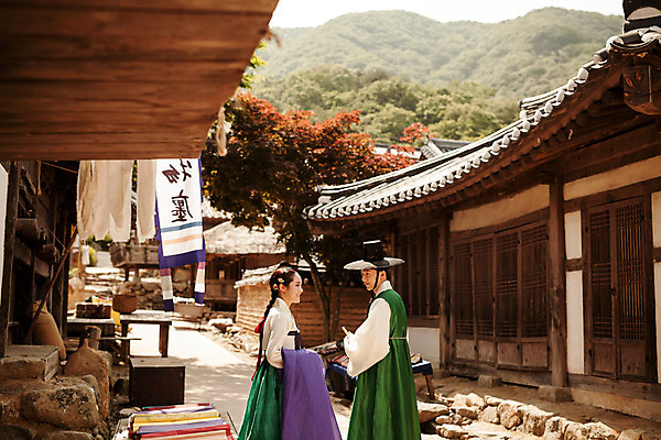 포토 JPG 주간 한국전통 커플 여자 남자 데이트 한국건축 사랑 서기 상반신 20대 성인 야외 두명 옆모습 상점 다정 한국인 한복 조선시대 과거 양반 선비 성인만 사극 저잣거리 국내포토 갓모자 자연요소 모자_잡화 전통 건축 감정 뷰포인트 컨셉 관계 모션 거리 전통소품 한국 사람 동양인 청년 상가 역사 전통의상 신분 파일형식