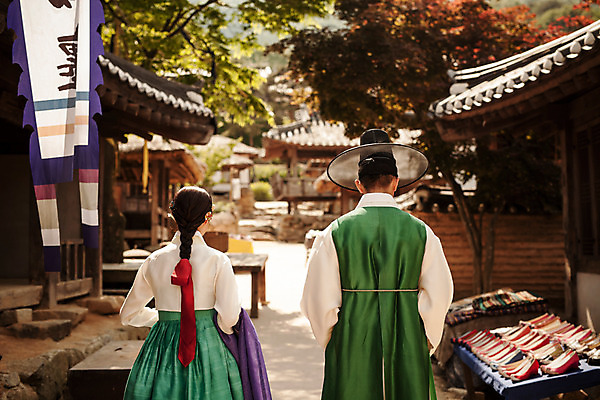 포토 JPG 주간 한국전통 커플 여자 남자 데이트 한국건축 사랑 상반신 20대 성인 야외 두명 뒷모습 걷기 한국인 한복 조선시대 과거 댕기머리 양반 선비 성인만 사극 저잣거리 국내포토 갓모자 자연요소 모자_잡화 전통 헤어스타일 건축 감정 뷰포인트 컨셉 관계 모션 거리 전통소품 한국 사람 동양인 청년 상가 역사 전통의상 신분 파일형식
