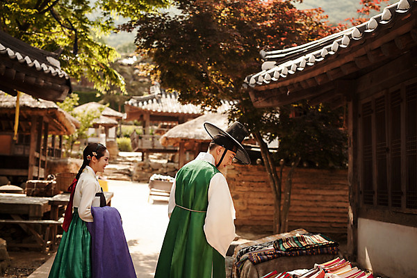 포토 JPG 주간 한국전통 커플 여자 남자 데이트 한국건축 사랑 서기 들기 상반신 20대 성인 야외 두명 옆모습 다정 한국인 한복 조선시대 과거 양반 선비 성인만 사극 저잣거리 국내포토 갓모자 자연요소 모자_잡화 전통 건축 감정 뷰포인트 컨셉 관계 모션 거리 전통소품 한국 사람 동양인 청년 상가 역사 전통의상 신분 파일형식