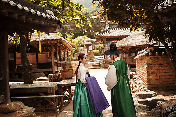 포토 JPG 주간 한국전통 커플 여자 남자 데이트 한국건축 상반신 20대 성인 야외 두명 옆모습 걷기 한국인 한복 조선시대 과거 양반 선비 성인만 사극 저잣거리 국내포토 갓모자 자연요소 모자_잡화 전통 건축 뷰포인트 컨셉 관계 모션 거리 전통소품 한국 사람 동양인 청년 상가 역사 전통의상 신분 파일형식