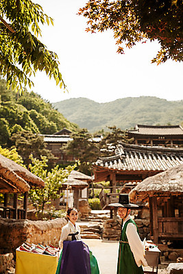 포토 JPG 주간 한국전통 커플 여자 남자 데이트 한국건축 사랑 서기 미소 상반신 20대 성인 야외 두명 옆모습 다정 한국인 한복 조선시대 과거 양반 선비 성인만 사극 저잣거리 국내포토 갓모자 자연요소 모자_잡화 전통 건축 감정 뷰포인트 컨셉 관계 모션 거리 전통소품 한국 표정 사람 동양인 청년 상가 역사 전통의상 신분 파일형식