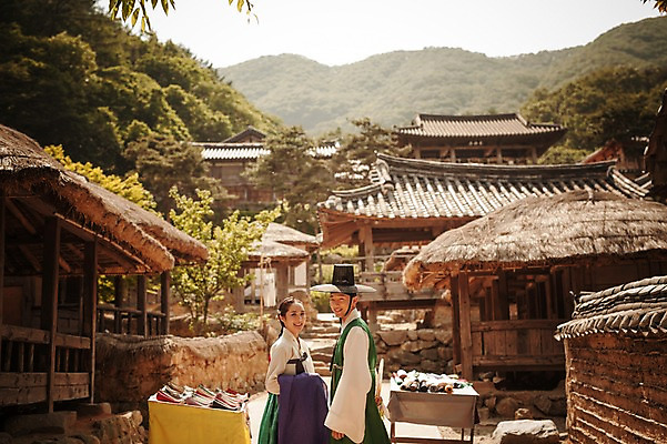 포토 JPG 주간 한국전통 커플 여자 남자 데이트 한국건축 사랑 서기 미소 상반신 20대 성인 야외 두명 옆모습 다정 한국인 한복 조선시대 과거 양반 선비 성인만 사극 저잣거리 국내포토 갓모자 자연요소 모자_잡화 전통 건축 감정 뷰포인트 컨셉 관계 모션 거리 전통소품 한국 표정 사람 동양인 청년 상가 역사 전통의상 신분 파일형식