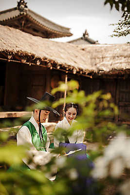 포토 JPG 주간 한국전통 커플 여자 남자 데이트 한국건축 사랑 미소 앉기 상반신 20대 성인 야외 두명 옆모습 다정 한국인 한복 조선시대 과거 양반 선비 주막 성인만 사극 국내포토 갓모자 자연요소 모자_잡화 전통 건축 감정 뷰포인트 컨셉 관계 모션 전통소품 한국 표정 사람 동양인 청년 역사 전통의상 신분 파일형식