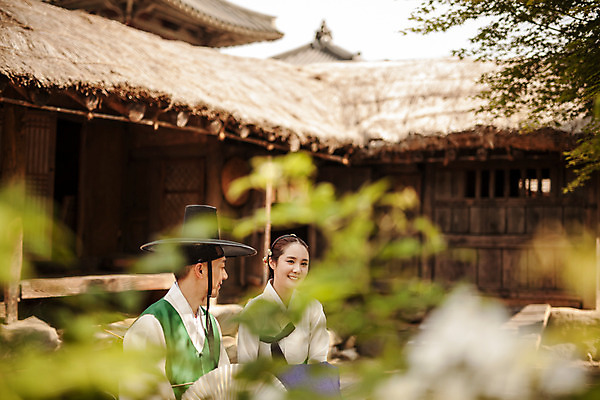 포토 JPG 주간 한국전통 커플 여자 남자 데이트 한국건축 사랑 앉기 상반신 20대 성인 야외 두명 다정 한국인 한복 조선시대 과거 양반 선비 주막 성인만 사극 국내포토 갓모자 자연요소 모자_잡화 전통 건축 감정 컨셉 관계 모션 전통소품 한국 사람 동양인 청년 역사 전통의상 신분 파일형식
