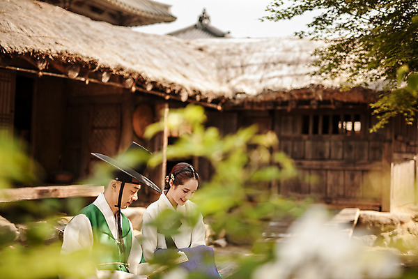 포토 JPG 주간 한국전통 커플 여자 남자 데이트 한국건축 사랑 앉기 상반신 20대 성인 야외 두명 다정 한국인 한복 조선시대 과거 양반 선비 주막 성인만 사극 국내포토 갓모자 자연요소 모자_잡화 전통 건축 감정 컨셉 관계 모션 전통소품 한국 사람 동양인 청년 역사 전통의상 신분 파일형식