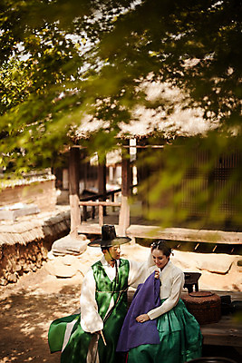 포토 JPG 주간 전신 한국전통 커플 여자 남자 데이트 한국건축 사랑 앉기 20대 성인 야외 두명 앞모습 다정 한국인 한복 조선시대 과거 주막 성인만 사극 국내포토 갓모자 자연요소 모자_잡화 전통 건축 감정 뷰포인트 컨셉 관계 모션 전통소품 한국 사람 동양인 청년 역사 전통의상 파일형식