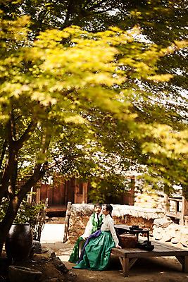 포토 JPG 주간 전신 한국전통 커플 여자 남자 데이트 한국건축 사랑 앉기 20대 성인 야외 두명 옆모습 다정 한국인 한복 조선시대 과거 주막 성인만 사극 국내포토 자연요소 전통 건축 감정 뷰포인트 컨셉 관계 모션 한국 사람 동양인 청년 역사 전통의상 파일형식