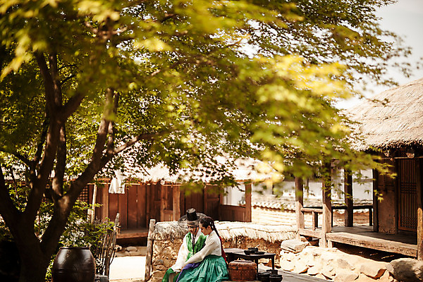 포토 JPG 주간 한국전통 커플 여자 남자 데이트 한국건축 사랑 앉기 상반신 20대 성인 야외 두명 옆모습 다정 한국인 한복 조선시대 과거 양반 선비 주막 성인만 사극 국내포토 갓모자 자연요소 모자_잡화 전통 건축 감정 뷰포인트 컨셉 관계 모션 전통소품 한국 사람 동양인 청년 역사 전통의상 신분 파일형식
