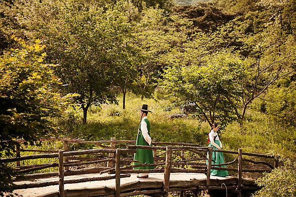 포토 JPG 주간 전신 나무 한국전통 커플 여자 남자 데이트 서기 20대 성인 야외 두명 옆모습 한국인 한복 조선시대 과거 양반 나무다리 성인만 사극 국내포토 자연요소 식물 전통 뷰포인트 컨셉 관계 모션 한국 사람 동양인 청년 다리 역사 전통의상 신분 가교 파일형식