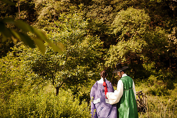 포토 JPG 주간 한국전통 커플 여자 남자 데이트 사랑 상반신 20대 성인 야외 두명 뒷모습 걷기 다정 한국인 숲 한복 조선시대 과거 댕기머리 양반 나무다리 건너기 선비 성인만 사극 국내포토 갓모자 자연요소 모자_잡화 전통 헤어스타일 감정 뷰포인트 컨셉 관계 모션 전통소품 한국 사람 동양인 청년 다리_건축물 역사 전통의상 신분 파일형식