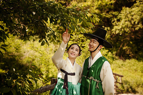 포토 JPG 주간 한국전통 커플 여자 남자 데이트 사랑 서기 미소 상반신 20대 성인 야외 두명 앞모습 다정 만지기 한국인 올려보기 가리킴 한복 조선시대 과거 숲길 양반 선비 성인만 사극 국내포토 갓모자 자연요소 모자_잡화 전통 감정 길 뷰포인트 컨셉 관계 모션 전통소품 한국 표정 사람 동양인 손짓 청년 역사 전통의상 신분 파일형식