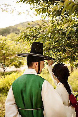 포토 JPG 주간 한국전통 커플 여자 남자 데이트 사랑 서기 상반신 20대 성인 야외 두명 뒷모습 다정 한국인 가리킴 한복 조선시대 과거 댕기머리 갓 숲길 양반 선비 성인만 사극 국내포토 갓모자 자연요소 모자_잡화 전통 헤어스타일 감정 길 뷰포인트 컨셉 관계 모션 전통소품 한국 사람 동양인 손짓 청년 역사 전통의상 신분 파일형식