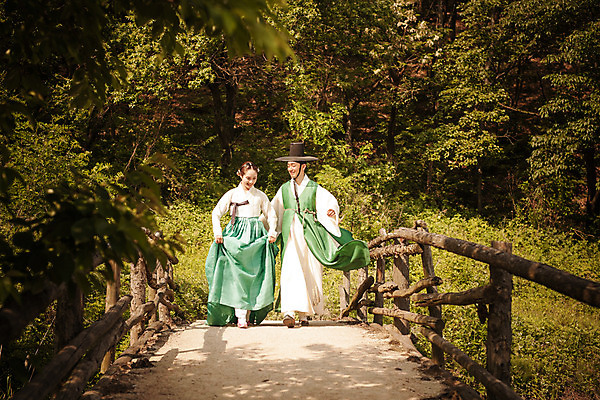 포토 JPG 주간 전신 한국전통 커플 여자 남자 데이트 사랑 미소 들기 20대 성인 야외 두명 앞모습 걷기 다정 한국인 한복 조선시대 과거 양반 나무다리 선비 성인만 사극 국내포토 갓모자 자연요소 모자_잡화 전통 감정 뷰포인트 컨셉 관계 모션 전통소품 한국 표정 사람 동양인 청년 다리_건축물 역사 전통의상 신분 파일형식