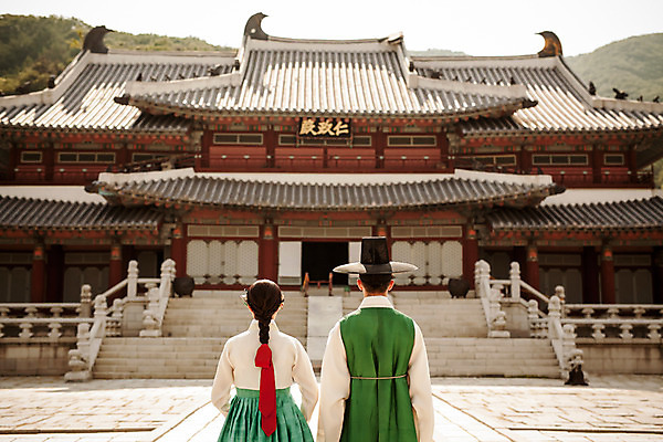 포토 JPG 주간 한국전통 커플 여자 남자 데이트 한국건축 서기 상반신 20대 성인 야외 두명 뒷모습 궁전 한국인 한복 조선시대 과거 양반 성인만 사극 국내포토 자연요소 전통 건축 뷰포인트 컨셉 고건축 관계 모션 한국 사람 동양인 청년 역사 전통의상 신분 파일형식