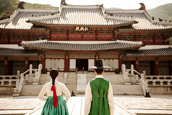 포토 JPG 주간 한국전통 커플 여자 남자 데이트 한국건축 서기 상반신 20대 성인 야외 두명 뒷모습 궁전 한국인 한복 조선시대 과거 양반 성인만 사극 국내포토 자연요소 전통 건축 뷰포인트 컨셉 고건축 관계 모션 한국 사람 동양인 청년 역사 전통의상 신분 파일형식