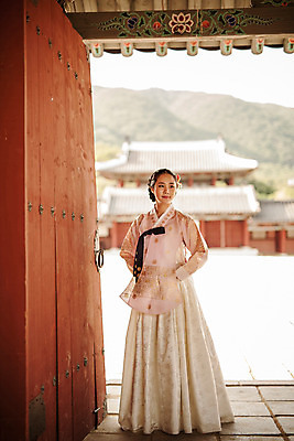 포토 JPG 주간 전신 한국전통 여자 한국건축 한명 서기 20대 성인 야외 앞모습 궁전 한국인 한복 조선시대 과거 당의 성인여자한명만 사극 국내포토 자연요소 1 전통 건축 뷰포인트 컨셉 고건축 모션 한국 사람 동양인 청년 역사 전통의상 예복 여자한명만 성인여자만 파일형식