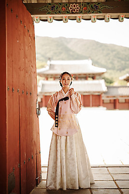 포토 JPG 주간 전신 한국전통 여자 한국건축 한명 서기 20대 성인 야외 앞모습 궁전 한국인 한복 조선시대 과거 당의 성인여자한명만 사극 국내포토 자연요소 1 전통 건축 뷰포인트 컨셉 고건축 모션 한국 사람 동양인 청년 역사 전통의상 예복 여자한명만 성인여자만 파일형식