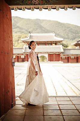 포토 JPG 주간 전신 한국전통 응시 여자 한국건축 한명 서기 미소 20대 성인 야외 옆모습 궁전 한국인 잡기 한복 조선시대 과거 당의 성인여자한명만 사극 국내포토 자연요소 1 전통 시선 건축 뷰포인트 컨셉 고건축 모션 한국 표정 사람 동양인 청년 역사 전통의상 예복 여자한명만 성인여자만 파일형식