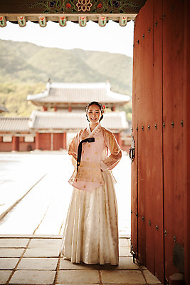 포토 JPG 주간 전신 한국전통 여자 한국건축 한명 서기 20대 성인 야외 앞모습 궁전 한국인 한복 조선시대 과거 당의 성인여자한명만 사극 국내포토 자연요소 1 전통 건축 뷰포인트 컨셉 고건축 모션 한국 사람 동양인 청년 역사 전통의상 예복 여자한명만 성인여자만 파일형식