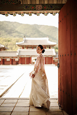 포토 JPG 주간 전신 한국전통 응시 여자 한국건축 한명 서기 미소 20대 성인 야외 옆모습 궁전 한국인 한복 조선시대 과거 당의 성인여자한명만 사극 국내포토 자연요소 1 전통 시선 건축 뷰포인트 컨셉 고건축 모션 한국 표정 사람 동양인 청년 역사 전통의상 예복 여자한명만 성인여자만 파일형식