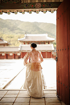 포토 JPG 주간 전신 한국전통 여자 한국건축 한명 서기 미소 들기 20대 성인 야외 뒷모습 궁전 한국인 한복 조선시대 과거 당의 성인여자한명만 사극 국내포토 자연요소 1 전통 건축 뷰포인트 컨셉 고건축 모션 한국 표정 사람 동양인 청년 역사 전통의상 예복 여자한명만 성인여자만 파일형식