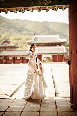 포토 JPG 주간 전신 한국전통 응시 여자 한국건축 한명 서기 미소 들기 20대 성인 야외 옆모습 궁전 한국인 한복 조선시대 과거 당의 성인여자한명만 사극 국내포토 자연요소 1 전통 시선 건축 뷰포인트 컨셉 고건축 모션 한국 표정 사람 동양인 청년 역사 전통의상 예복 여자한명만 성인여자만 파일형식