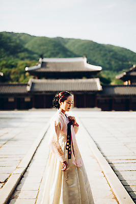 포토 JPG 주간 한국전통 여자 한국건축 한명 서기 상반신 20대 성인 야외 옆모습 궁전 한국인 잡기 한복 조선시대 과거 당의 성인여자한명만 사극 국내포토 자연요소 1 전통 건축 뷰포인트 컨셉 고건축 모션 한국 사람 동양인 청년 역사 전통의상 예복 여자한명만 성인여자만 파일형식