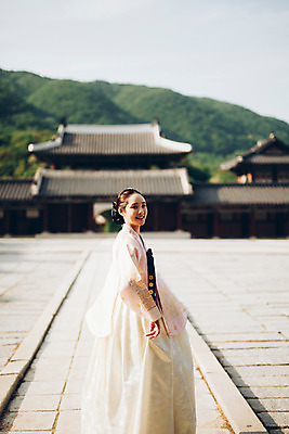 포토 JPG 주간 한국전통 여자 한국건축 한명 서기 들기 상반신 20대 성인 야외 옆모습 궁전 한국인 한복 조선시대 과거 당의 성인여자한명만 사극 국내포토 자연요소 1 전통 건축 뷰포인트 컨셉 고건축 모션 한국 사람 동양인 청년 역사 전통의상 예복 여자한명만 성인여자만 파일형식