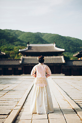 포토 JPG 주간 전신 한국전통 여자 한국건축 한명 서기 20대 성인 야외 뒷모습 궁전 한국인 한복 조선시대 과거 당의 성인여자한명만 사극 국내포토 자연요소 1 전통 건축 뷰포인트 컨셉 고건축 모션 한국 사람 동양인 청년 역사 전통의상 예복 여자한명만 성인여자만 파일형식