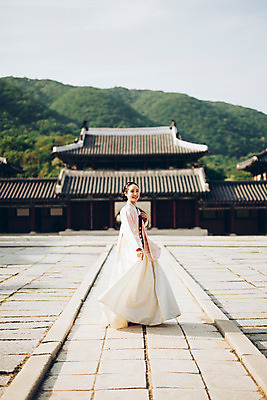 포토 JPG 주간 전신 한국전통 여자 한국건축 한명 서기 미소 20대 성인 야외 옆모습 궁전 한국인 잡기 한복 조선시대 과거 당의 성인여자한명만 사극 국내포토 자연요소 1 전통 건축 뷰포인트 컨셉 고건축 모션 한국 표정 사람 동양인 청년 역사 전통의상 예복 여자한명만 성인여자만 파일형식