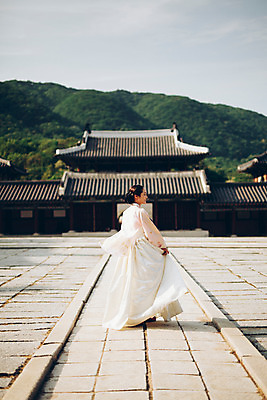 포토 JPG 주간 전신 한국전통 여자 한국건축 한명 서기 들기 20대 성인 야외 뒷모습 궁전 한국인 한복 조선시대 과거 당의 성인여자한명만 사극 국내포토 자연요소 1 전통 건축 뷰포인트 컨셉 고건축 모션 한국 사람 동양인 청년 역사 전통의상 예복 여자한명만 성인여자만 파일형식
