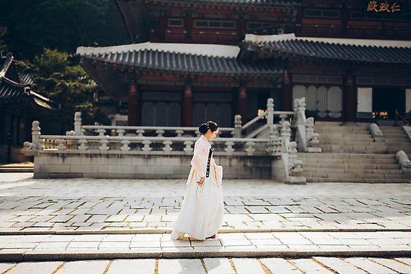 포토 JPG 주간 전신 한국전통 여자 한국건축 한명 20대 성인 야외 옆모습 걷기 궁전 한국인 한복 조선시대 과거 당의 성인여자한명만 사극 국내포토 자연요소 1 전통 건축 뷰포인트 컨셉 고건축 모션 한국 사람 동양인 청년 역사 전통의상 예복 여자한명만 성인여자만 파일형식