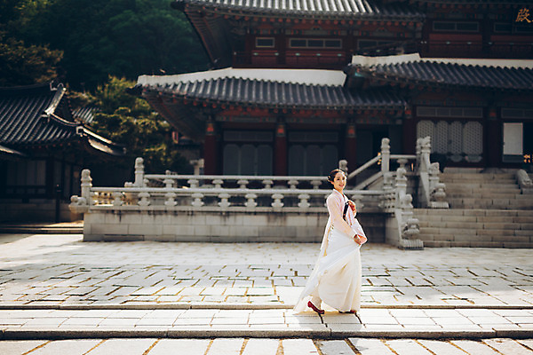 포토 JPG 주간 전신 한국전통 여자 한국건축 한명 20대 성인 야외 옆모습 걷기 궁전 한국인 한복 조선시대 과거 당의 성인여자한명만 사극 국내포토 자연요소 1 전통 건축 뷰포인트 컨셉 고건축 모션 한국 사람 동양인 청년 역사 전통의상 예복 여자한명만 성인여자만 파일형식