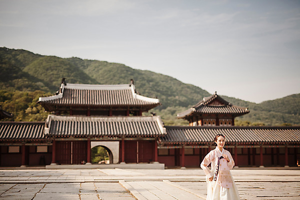 포토 JPG 주간 한국전통 여자 한국건축 한명 상반신 20대 성인 야외 앞모습 걷기 궁전 한국인 한복 조선시대 과거 당의 성인여자한명만 사극 국내포토 자연요소 1 전통 건축 뷰포인트 컨셉 고건축 모션 한국 사람 동양인 청년 역사 전통의상 예복 여자한명만 성인여자만 파일형식
