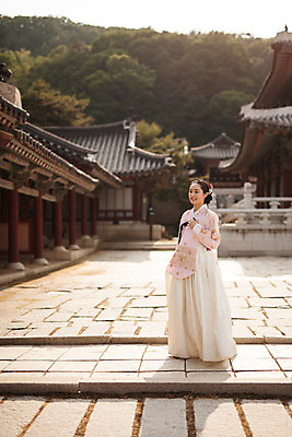 포토 JPG 주간 전신 한국전통 여자 한국건축 한명 서기 20대 성인 야외 앞모습 궁전 한국인 한복 조선시대 과거 당의 성인여자한명만 사극 국내포토 자연요소 1 전통 건축 뷰포인트 컨셉 고건축 모션 한국 사람 동양인 청년 역사 전통의상 예복 여자한명만 성인여자만 파일형식