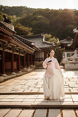 포토 JPG 주간 전신 한국전통 여자 한국건축 한명 서기 20대 성인 야외 앞모습 궁전 한국인 한복 조선시대 과거 당의 성인여자한명만 사극 국내포토 자연요소 1 전통 건축 뷰포인트 컨셉 고건축 모션 한국 사람 동양인 청년 역사 전통의상 예복 여자한명만 성인여자만 파일형식