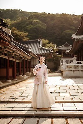 포토 JPG 주간 전신 한국전통 여자 한국건축 한명 서기 20대 성인 야외 앞모습 궁전 한국인 한복 조선시대 과거 당의 성인여자한명만 사극 국내포토 자연요소 1 전통 건축 뷰포인트 컨셉 고건축 모션 한국 사람 동양인 청년 역사 전통의상 예복 여자한명만 성인여자만 파일형식