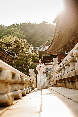 포토 JPG 주간 전신 한국전통 여자 한국건축 한명 20대 성인 야외 앞모습 햇빛 걷기 궁전 원근감 한국인 한복 조선시대 과거 당의 성인여자한명만 사극 국내포토 자연요소 1 전통 건축 뷰포인트 컨셉 고건축 모션 한국 사람 동양인 청년 태양 역사 전통의상 예복 여자한명만 성인여자만 파일형식