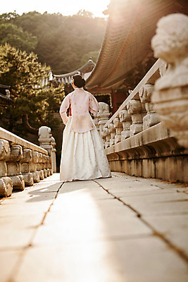 포토 JPG 주간 전신 한국전통 여자 한국건축 한명 20대 성인 야외 뒷모습 햇빛 걷기 궁전 한국인 한복 조선시대 과거 당의 성인여자한명만 사극 국내포토 자연요소 1 전통 건축 뷰포인트 컨셉 고건축 모션 한국 사람 동양인 청년 태양 역사 전통의상 예복 여자한명만 성인여자만 파일형식