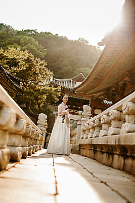 포토 JPG 주간 전신 한국전통 여자 한국건축 한명 20대 성인 야외 옆모습 햇빛 걷기 궁전 한국인 한복 조선시대 과거 당의 성인여자한명만 사극 국내포토 자연요소 1 전통 건축 뷰포인트 컨셉 고건축 모션 한국 사람 동양인 청년 태양 역사 전통의상 예복 여자한명만 성인여자만 파일형식