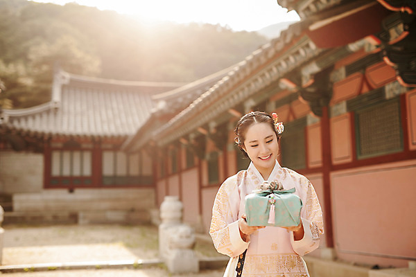 포토 JPG 주간 한국전통 여자 한국건축 한명 서기 미소 들기 상반신 20대 성인 야외 앞모습 선물상자 궁전 한국인 한복 조선시대 과거 당의 성인여자한명만 사극 국내포토 자연요소 1 전통 건축 뷰포인트 컨셉 고건축 모션 한국 표정 선물 사람 동양인 청년 상자 역사 전통의상 예복 여자한명만 성인여자만 파일형식