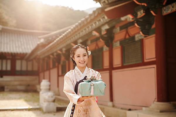 포토 JPG 주간 한국전통 여자 한국건축 한명 서기 미소 들기 상반신 20대 성인 야외 앞모습 선물상자 궁전 한국인 한복 조선시대 과거 당의 성인여자한명만 사극 국내포토 자연요소 1 전통 건축 뷰포인트 컨셉 고건축 모션 한국 표정 선물 사람 동양인 청년 상자 역사 전통의상 예복 여자한명만 성인여자만 파일형식