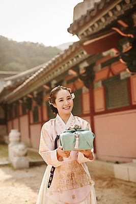 포토 JPG 주간 한국전통 여자 한국건축 한명 서기 미소 들기 상반신 20대 성인 야외 앞모습 선물상자 궁전 한국인 한복 조선시대 과거 당의 성인여자한명만 사극 국내포토 자연요소 1 전통 건축 뷰포인트 컨셉 고건축 모션 한국 표정 선물 사람 동양인 청년 상자 역사 전통의상 예복 여자한명만 성인여자만 파일형식