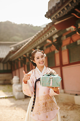 포토 JPG 주간 한국전통 여자 한국건축 한명 서기 미소 들기 상반신 20대 성인 야외 앞모습 선물상자 궁전 한국인 한복 조선시대 과거 당의 성인여자한명만 사극 국내포토 자연요소 1 전통 건축 뷰포인트 컨셉 고건축 모션 한국 표정 선물 사람 동양인 청년 상자 역사 전통의상 예복 여자한명만 성인여자만 파일형식