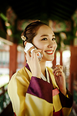 포토 JPG 주간 한국전통 여자 한명 미소 들기 상반신 20대 성인 야외 옆모습 스마트폰 한국인 한복 퓨전 과거 통화 현대문화 성인여자한명만 국내포토 자연요소 1 전통 문화 뷰포인트 컨셉 모션 한국 표정 사람 동양인 청년 핸드폰 스마트기기 전통의상 여자한명만 성인여자만 파일형식