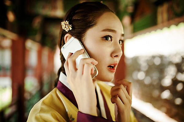 포토 JPG 주간 한국전통 여자 한명 미소 들기 상반신 20대 성인 야외 옆모습 스마트폰 한국인 한복 퓨전 과거 통화 현대문화 성인여자한명만 국내포토 자연요소 1 전통 문화 뷰포인트 컨셉 모션 한국 표정 사람 동양인 청년 핸드폰 스마트기기 전통의상 여자한명만 성인여자만 파일형식