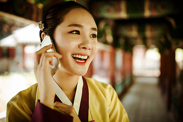 포토 JPG 주간 한국전통 여자 한명 미소 들기 상반신 20대 성인 야외 옆모습 스마트폰 한국인 한복 퓨전 과거 통화 현대문화 성인여자한명만 국내포토 자연요소 1 전통 문화 뷰포인트 컨셉 모션 한국 표정 사람 동양인 청년 핸드폰 스마트기기 전통의상 여자한명만 성인여자만 파일형식